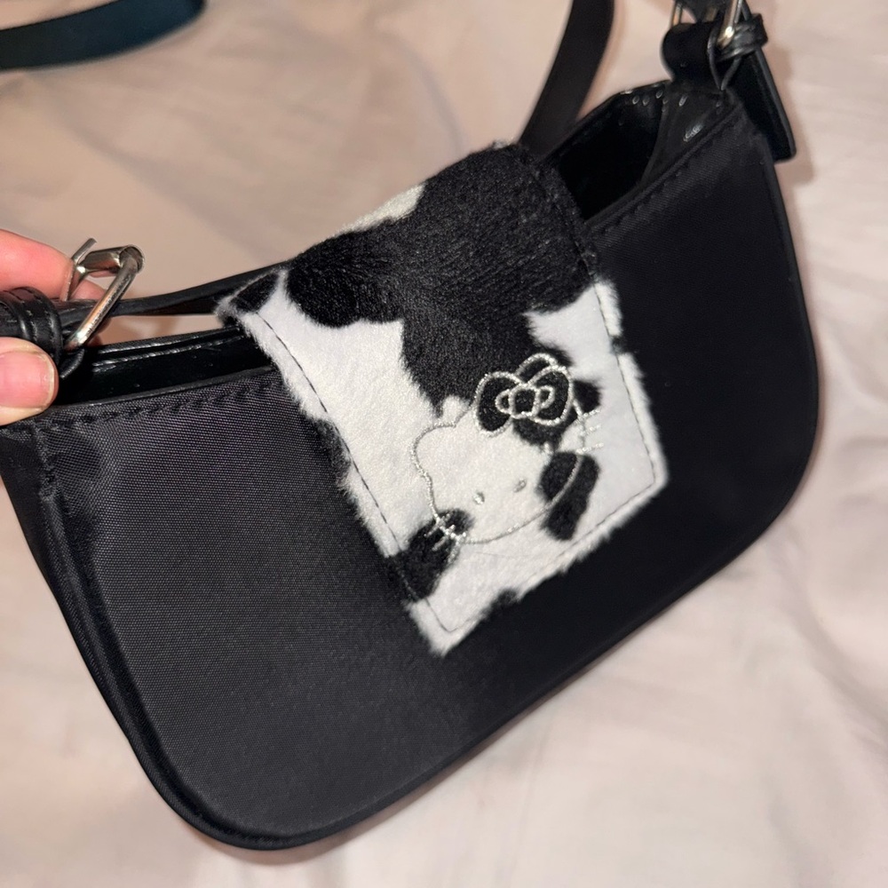 Hello Kitty Black and White Shoulder Bag with Sleek Design
